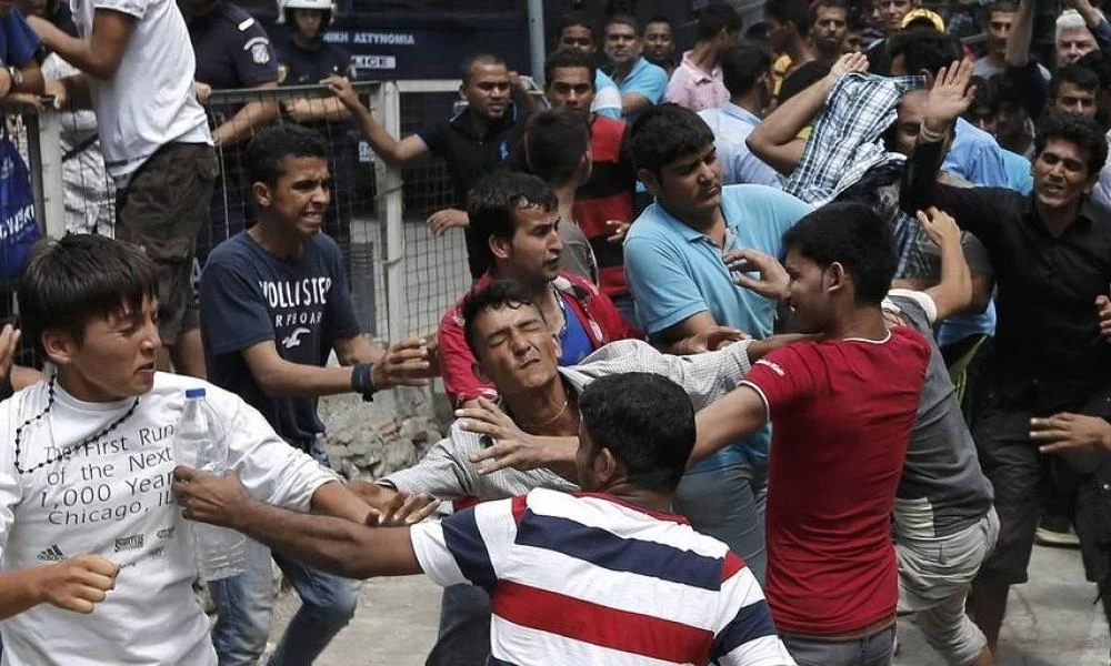 Έλληνας ''σώριασε'' στο έδαφος μετανάστη - Βίντεο